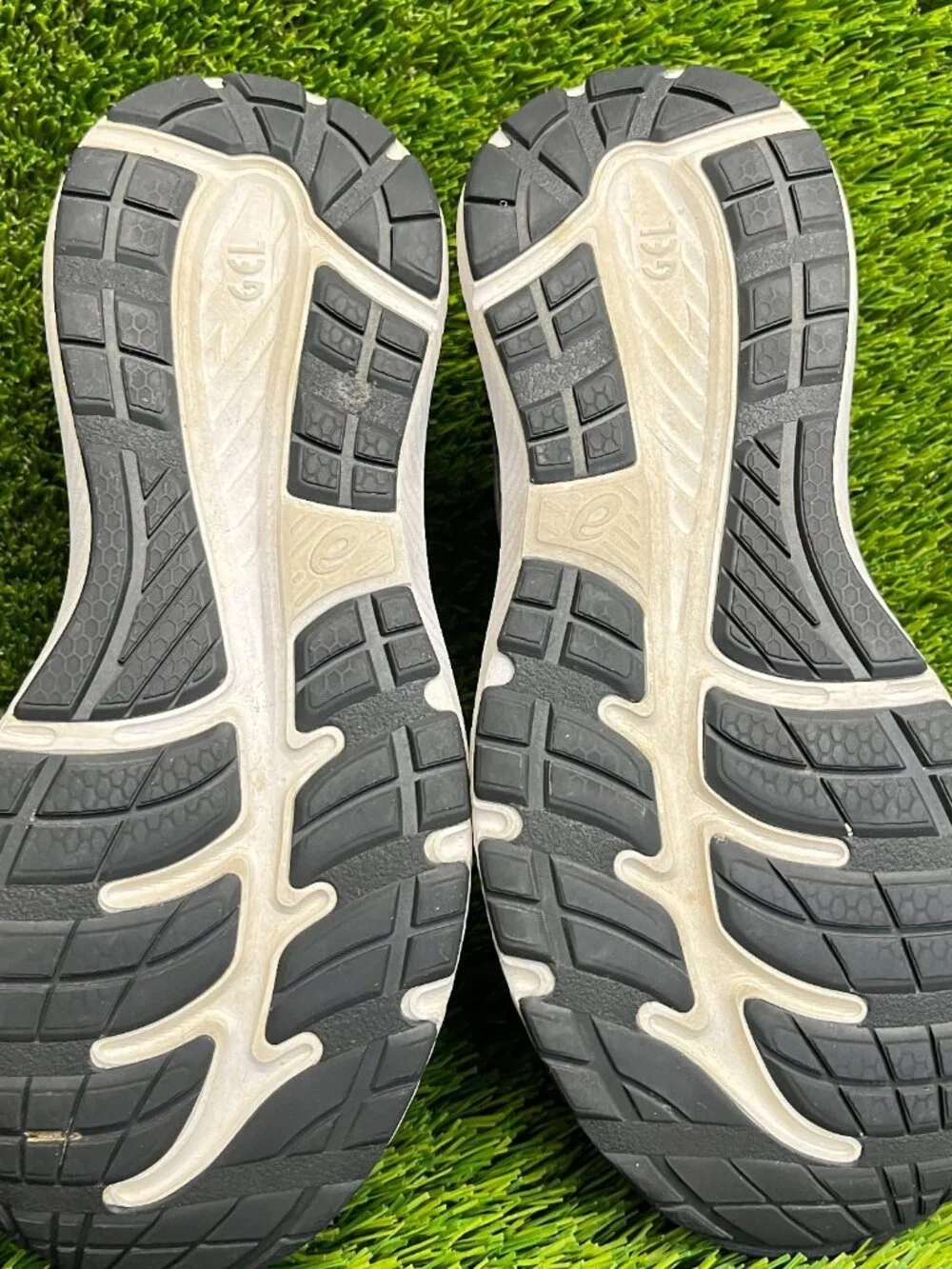 Asics Gel-Contend 8 Womens Size 8 Gray White Athletic Running Shoes Sneakers